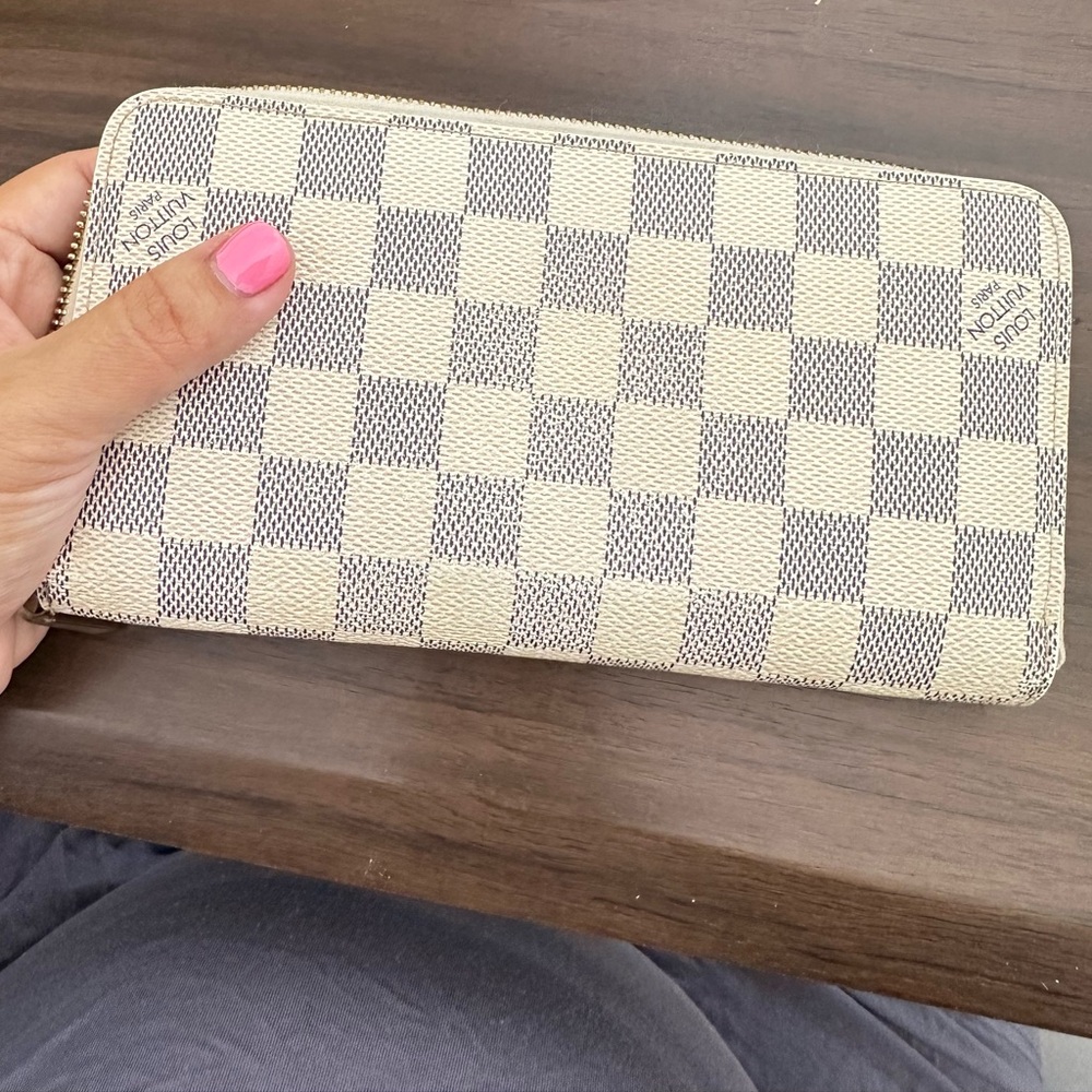 Louis Vuitton - Zip-Around Wallet in Cream and Light Gray